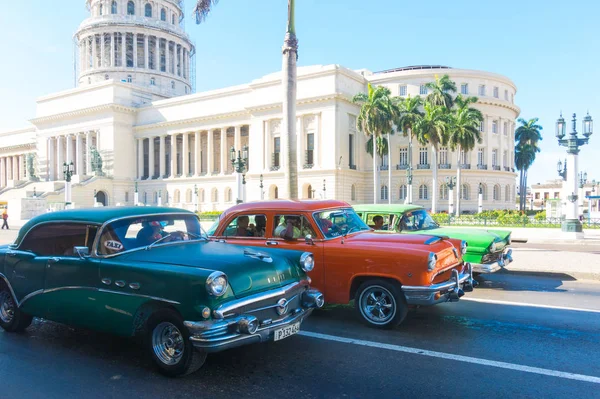 Havana, yavrusu Capitol'de önünde dolaşan bir eski model araba — Stok fotoğraf