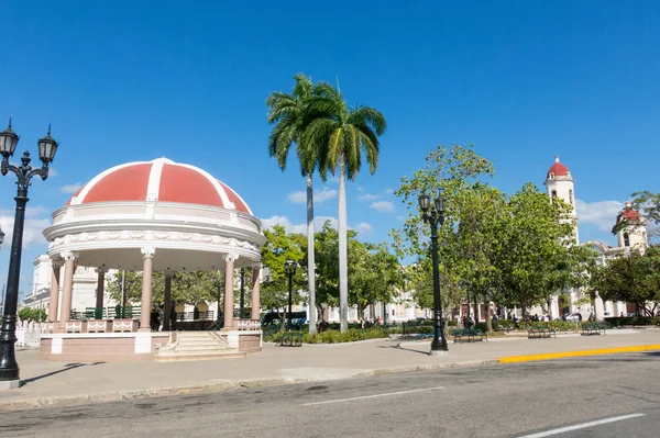 Parque José Martí, la plaza principal de Cienfuegos, frente a la — Foto de Stock