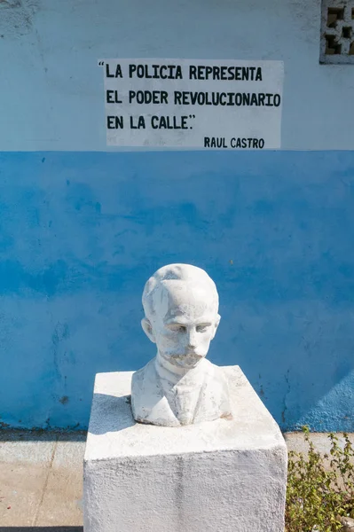 Klein standbeeld van Jose Marti, de Cubaanse nationale held op de Revo — Stockfoto