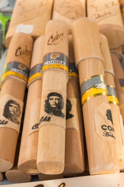 Puros puros cohibas, con el retrato del Che Guevara, en un brillo — Foto de Stock