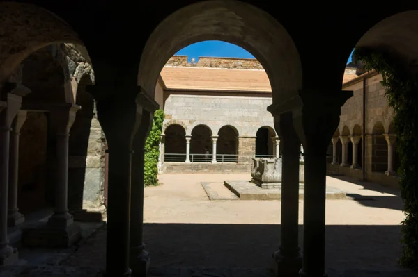 Kreuzgang der Abtei sant pere de rodes, Spanien. — Stockfoto