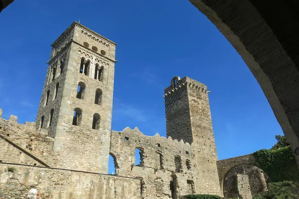 A abadia românica de Sant Pere de Rodes, no município — Fotografia de Stock