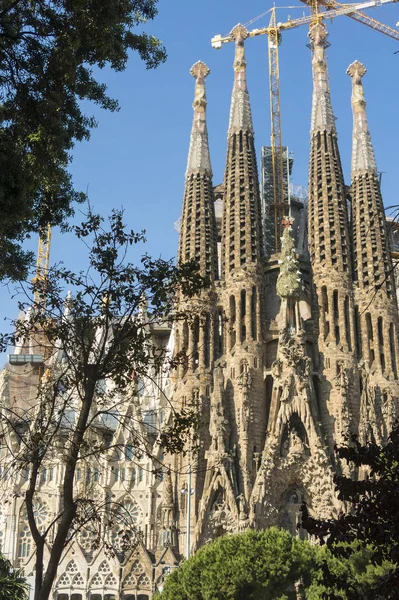 Facciata della Natività della Sagrada Familia - l'imponente cattedrale — Foto Stock