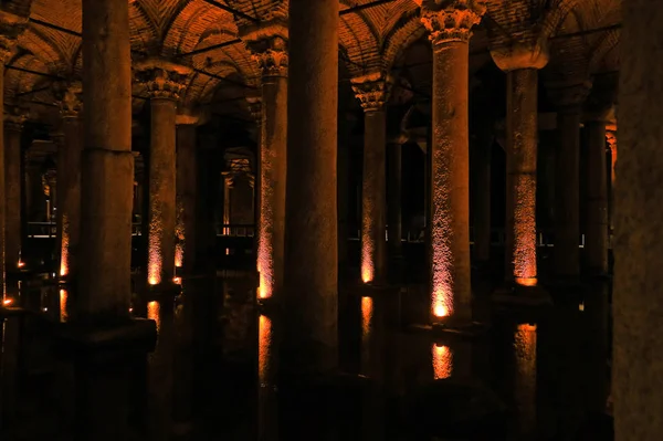 Yerebatan Sarnıcı - yeraltı su deposu. Istanbul, Tu