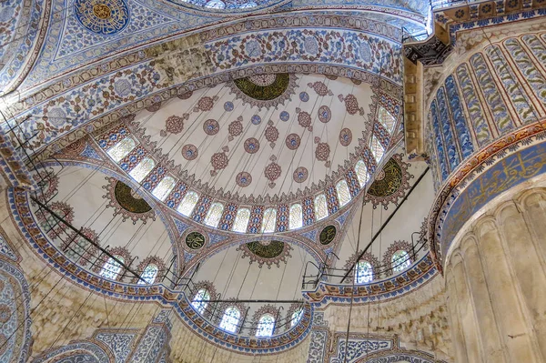 Teto dentro da Mesquita Azul em Sultanahmet, Istambul, Turquia . — Fotografia de Stock