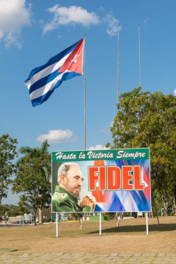 Poster görüntüsü Santa Clara'daki Fidel Castro ve Küba bayrağı ile,