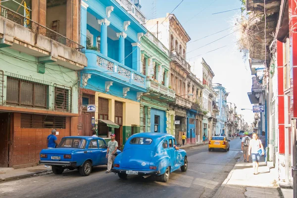 Street scene with colorful buildings and old american car in dow — Stock Photo, Image