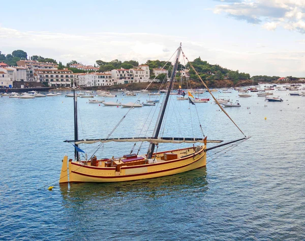 Cadaques, tengerparti faluban, a Földközi-tenger - Catalonia, — Stock Fotó