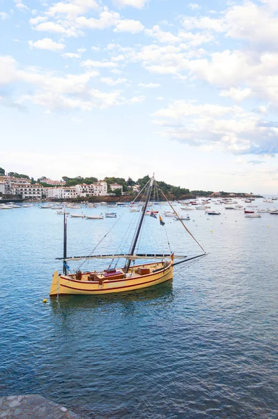 Cadaques, pueblo costero del mar Mediterráneo - Cataluña , —  Fotos de Stock