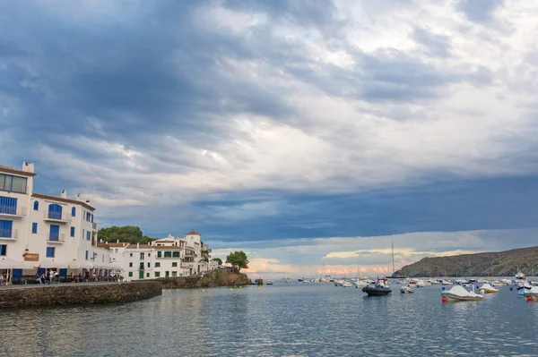 Panoramisch uitzicht van Cadaques dorp op mediterrane Spaans, Cos — Stockfoto