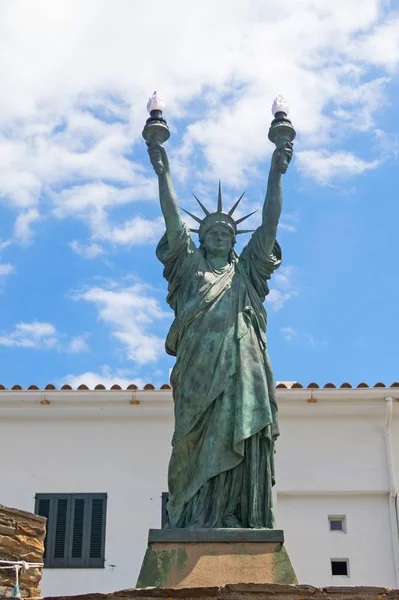 Statua wolności, brąz. Cadaqués, Hiszpania. — Zdjęcie stockowe