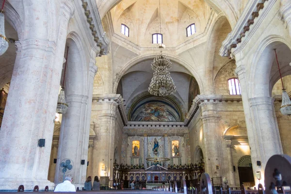 Interieur van oud Havana katholieke kathedraal. De hal heeft stenen pi — Stockfoto