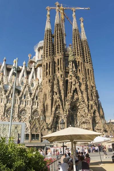 Turisti alla facciata della Natività della Sagrada Familia - l'impressione — Foto Stock