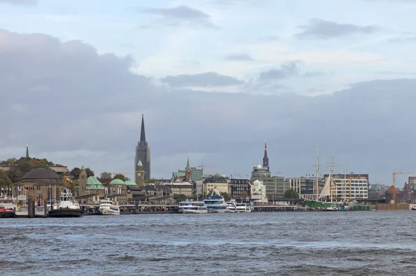 Vista do St. Pauli Piers, um dos principais turistas de Hamburgo — Fotografia de Stock