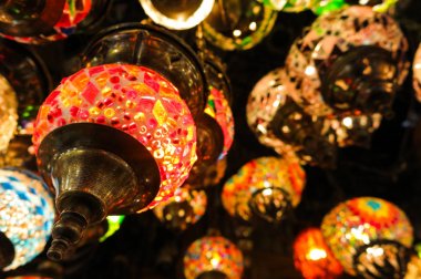 İstanbul 'daki Grand Bazaar' da satılık kristal lambalar