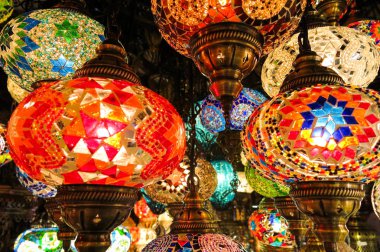 İstanbul 'daki Grand Bazaar' da satılık kristal lambalar