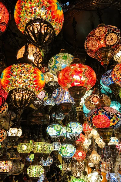 Křišťálové lampy na prodej na Velkém bazaru v Istanbulu — Stock fotografie