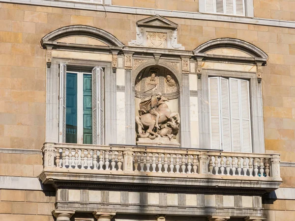 Saint George with dragon sculpture. Balcony of the Generalitat P — Stock Photo, Image