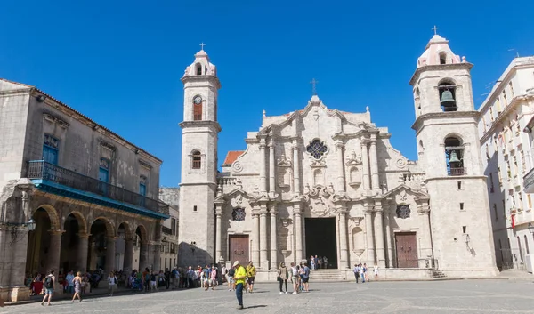 Baroqu ile Plaza de la katedral Eski Havana'da panoramik — Stok fotoğraf