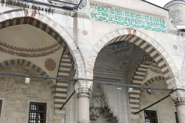 Detail des Hofes an der blauen Moschee in Istanbul, Türkei. — Stockfoto