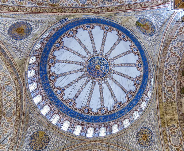 Techo dentro de la Mezquita Azul en Sultanahmet, Estambul, Turquía . — Foto de Stock