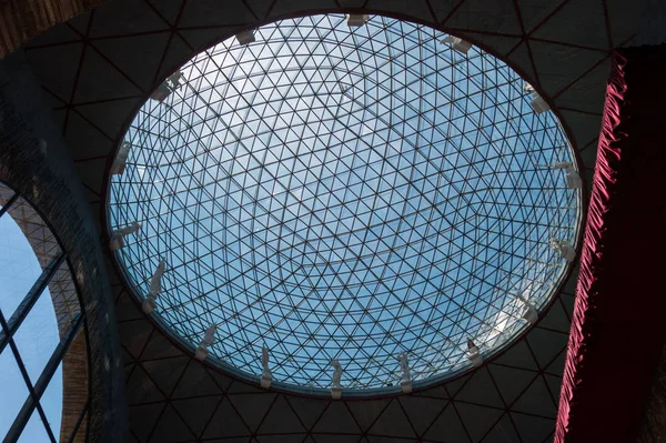 Glazen bol op het Dali-museum in Figueres, Spanje. — Stockfoto