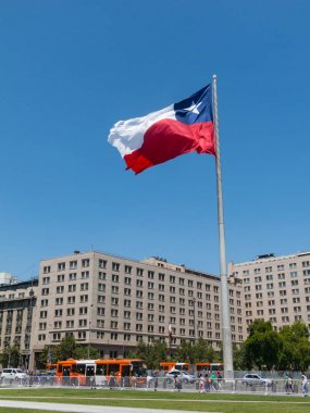 Şilililer dev bayrak ile vatandaşlık Meydanı, Santiago de Chile şehir merkezinde Avenida La Alameda üzerinde yürüme. Şili. 