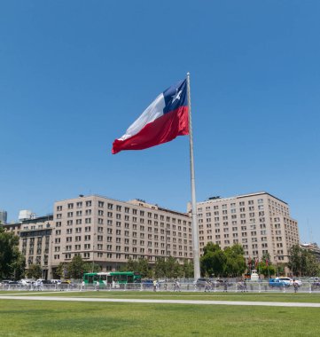 Şilililer dev bayrak ile vatandaşlık Meydanı, Santiago de Chile şehir merkezinde Avenida La Alameda üzerinde yürüme. Şili. 