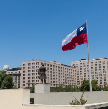 Vatandaşlık Meydanı, Santiago de Chile şehir merkezindeki dev bayrakla Avenida La Alameda üzerinde. Şili.