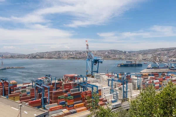 El concurrido puerto marítimo de carga en América del Sur en Valparaíso, Chile. Es el puerto marítimo más importante de Chile . —  Fotos de Stock