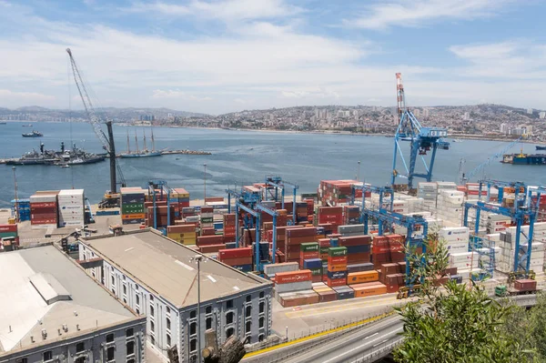 Il trafficato porto di carico in Sud America a Valparaiso, Cile. È il porto marittimo più importante del Cile . — Foto Stock