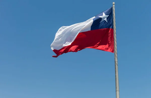 Bandera de Chile se desarrolla contra un cielo azul claro — Foto de Stock
