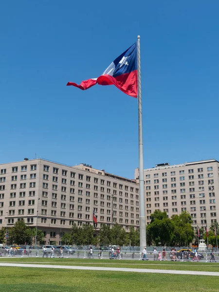 Chilenos caminando cerca de la bandera gigante en la Avenida La Alameda con — Foto de Stock