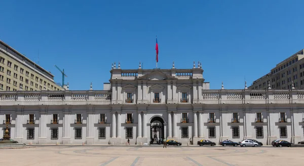 Pohled na prezidentský palác, známý jako La Moneda, v Santiagu — Stock fotografie