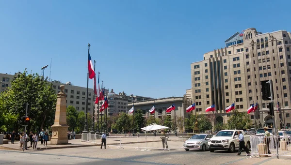 Chilean flags waving in the Plaza de la Constitución, in the ce — Stock Photo, Image