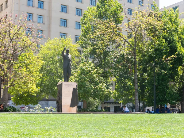 Estatua a Eduardo Frei en Santiago de Chile, frente al Mon — Foto de Stock