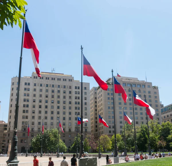 Banderas chilenas ondeando en la Plaza de la Constitución. Chile — Foto de Stock