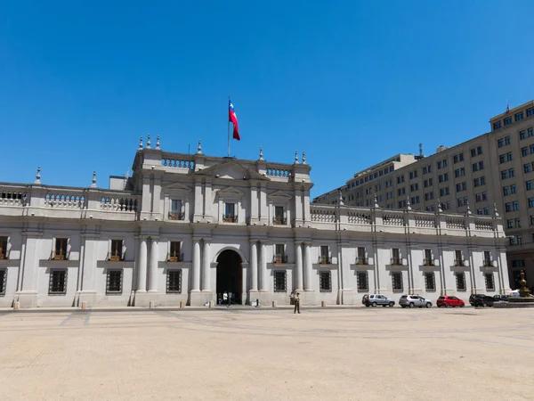 Pohled na prezidentský palác, známý jako La Moneda, v Santiagu — Stock fotografie