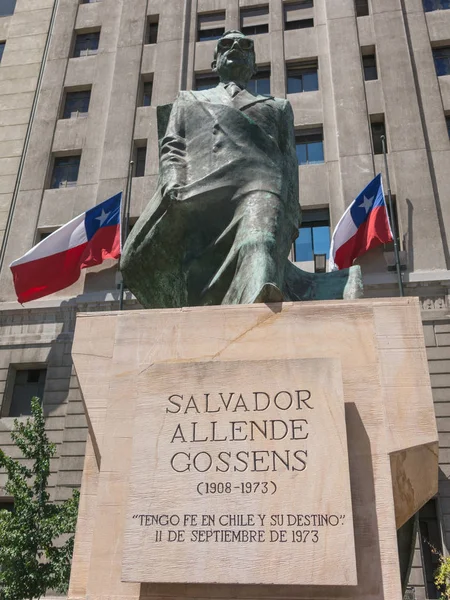 Monumento al estadista y figura política chilena. Salvador Allende Gossens en Santiago de Chile . — Foto de Stock