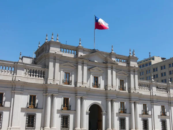 Vista do palácio presidencial, conhecido como La Moneda, em Santiago, Chile . — Fotografia de Stock