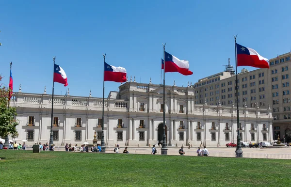 Utsikt över presidentpalatset, känd som La Moneda, i Santiago — Stockfoto