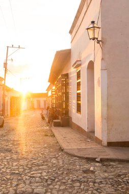 Bir koloni sokakta tropikal günbatımı.