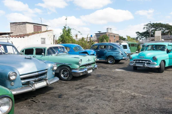 Coches clásicos americanos estacionados en un aparcamiento en la ciudad de Santa Clara. Cuba — Foto de Stock