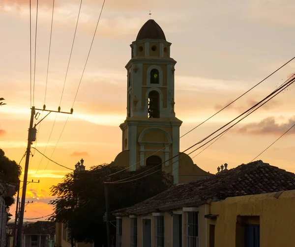 Cuban street sunset with oldtimer in Trinidad, Cuba — Stock Photo, Image