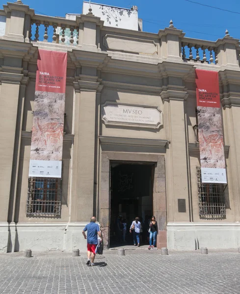 Turystów odwiedzających Chileno Museo de Arte Precolombino (w języku angielskim: chilijski muzeum sztuki prekolumbijskie) — Zdjęcie stockowe