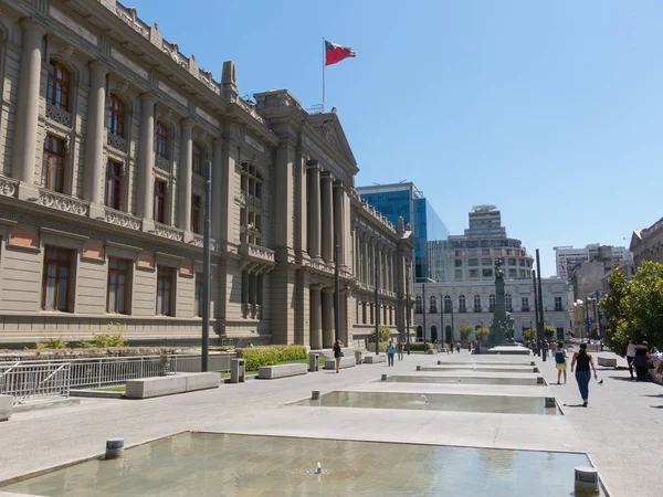 Vista do Palácio dos Tribunais de Justiça de Santiago de Chile — Fotografia de Stock