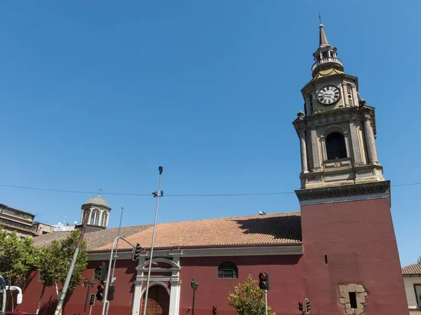 A igreja de São Francisco, templo católico e antigo convento, na Alameda, Santiago do Chile — Fotografia de Stock