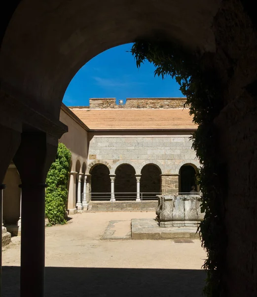 Claustro de la abadía de Sant Pere de Rodes, España . — Foto de Stock