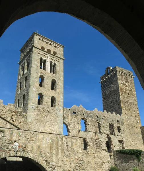 La abadía románica de Sant Pere de Rodes, en el municipio —  Fotos de Stock