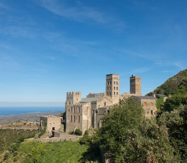 Sant Pere de Rodesin romaanisen luostarin panoraama. Girona. , — kuvapankkivalokuva